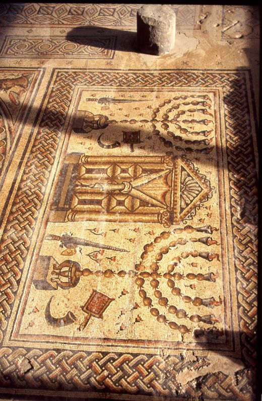 Suelo de la sinagoga antigua de Tiberias (símbolos judíos).