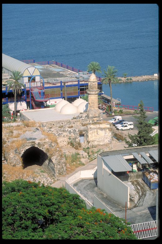 Tiberias pequeño puerto y ruinas en el mar de Galilea
