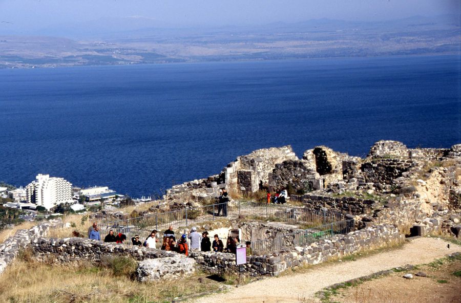 Vista del Mar de Galilea (Lago Kinneret) a partir de las antigüedades de Monte Berenice