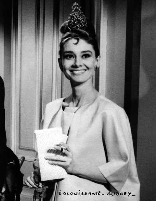 Audrey Hepburn vestida con un conjunto de ropa diseñada por Hubert de Givenchy, en Breakfast at Tiffany's (1961