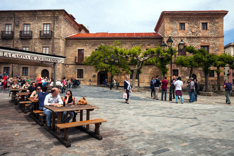 Cimavilla. Terraza. Casa natal de Jovellanos