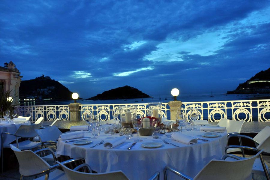 Febrerro Cena mirando al mar