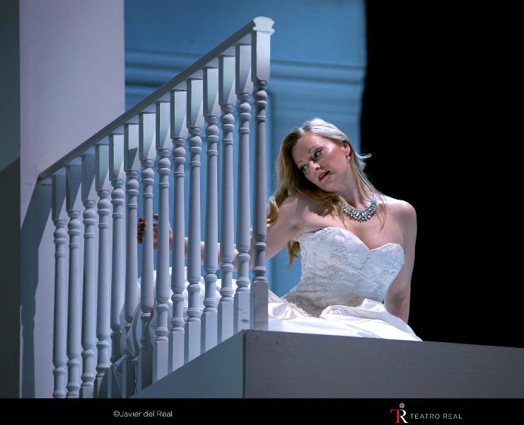 Rodelinda (Lucy Crowe)