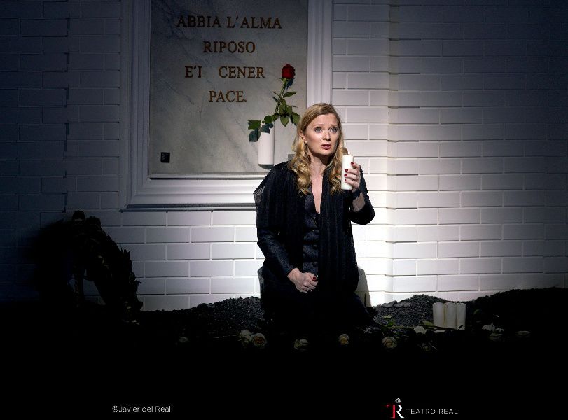 Rodelinda (Lucy Crowe)