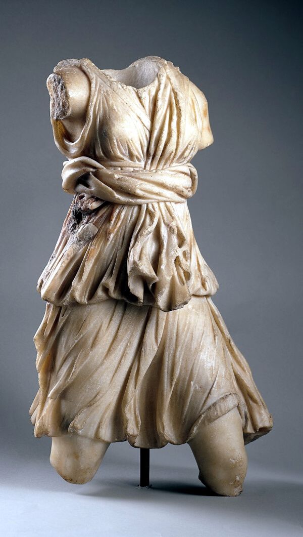 Torso de Diana cazadora. Romano. Mármol, 59,5 x 35 cm Periodo Antonino, 138-150 d.C