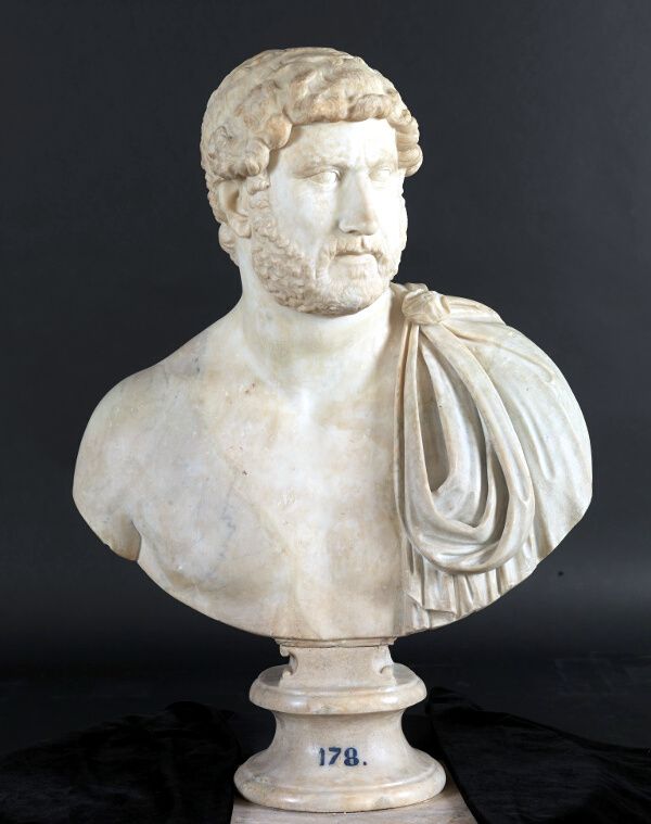 Adriano Taller romano Mármol blanco, alto: 84 cm.; ancho: 67 cm.; fondo: 30 cm. Peso: 82 Kg.  Hacia 134