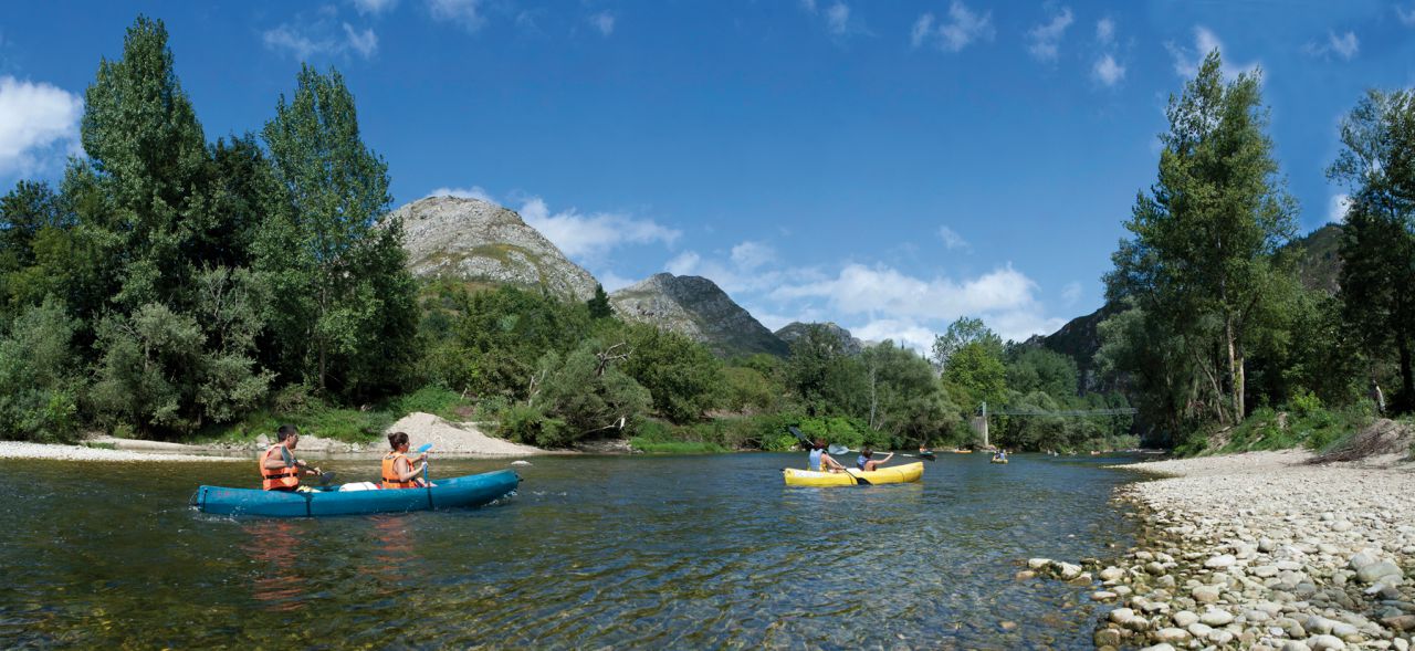 Piraguas en el Sella