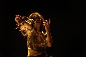 Violeta Gil vuelve a la poesía con Andábamos maravillados