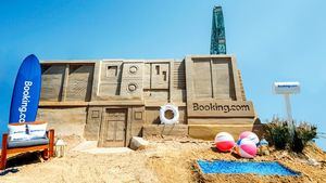 Alojarse en un castillo de arena, la nueva experiencia de Booking.com