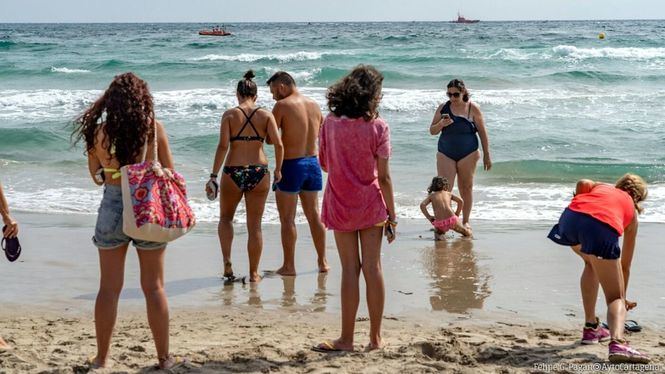 La Playa del Galúa abre para permitir el baño hasta 50 metros de la orilla, tras el accidente del avión