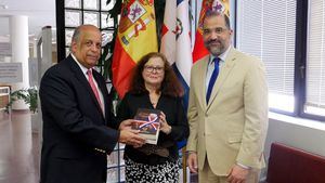 La embajada de la República Dominicana dona más de cien libros a España