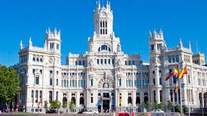 Madrid celebra el centenario del Palacio de Cibeles con una gran verbena