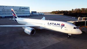 Primer vuelo comercial del Boeing 787 de LATAM que operará desde Chile