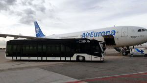 Groundforce comienza a operar el primer autobús eléctrico en el aeropuerto de Barcelona