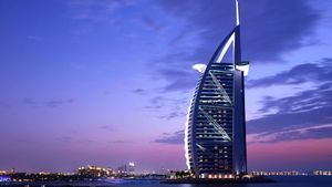 Promociones especiales para volar a Dubái con entradas gratuitas para el espectáculo La Perle con Emirates
