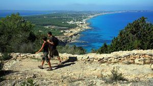 Recorrer a pie, o en bicicleta, las rutas verdes de Formentera