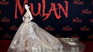 Liu Yifei en el estreno de Mulan en Los Angeles luce pendientes Chaumet