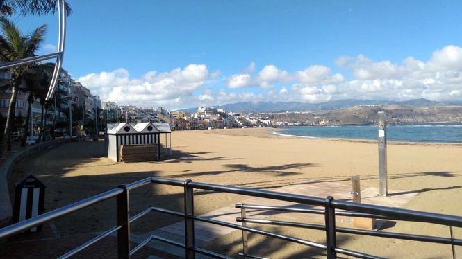Las Palmas de Gran Canaria evalúa el estado ambiental de la playa de Las Canteras
