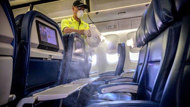 Delta cumple con el nuevo estándar de limpieza y desinfecta cada vuelo