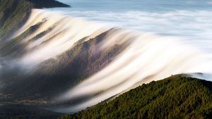 Cascada de nubes en Cumbre Nueva