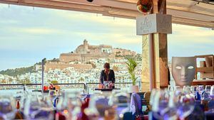 El restaurante-cabaret Lío Ibiza, abanderado de un estilo único, abre sus puertas