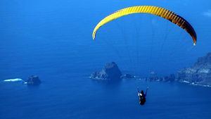 El Hierro anima a sus residentes a conocer la isla en parapente