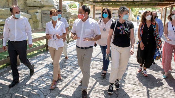 La presidenta de Navarra visita Sendaviva para conocer las medidas de seguridad e higiene