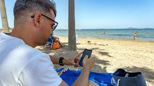 Cartagena gana un programa europeo para instalar wifi en las playas del Mar Menor