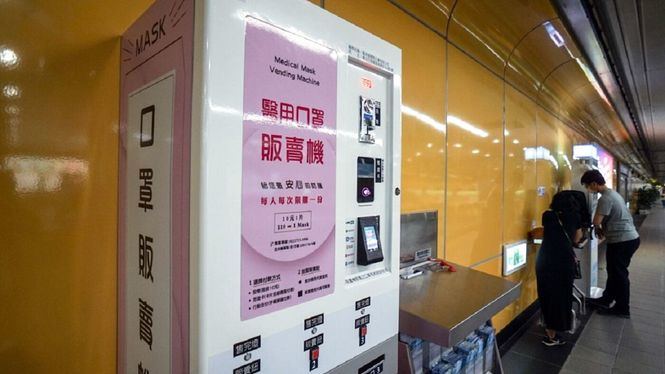 Máquinas expendedoras de mascarillas en las principales estaciones del metro de Taipéi