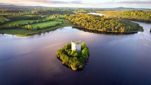 El castillo irlandés del lago de los cisnes