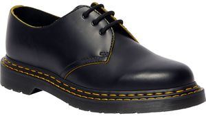 Una nueva puntada amarilla doble en la nueva colección de zapatos y botas Dr. Martens