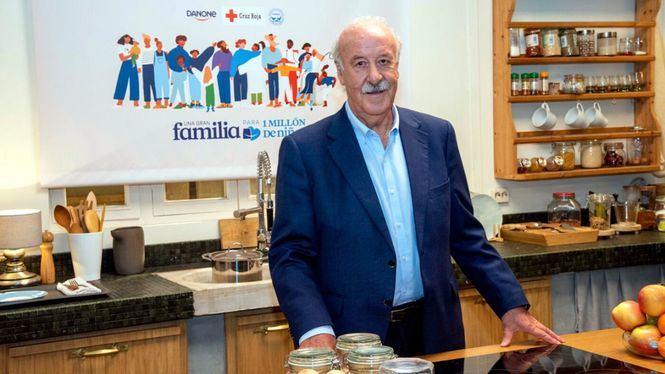 Vicente Del Bosque, Carles Puyol, Cruz Roja, FESBAL y Danone se unen en la iniciativa social Una Gran Familia