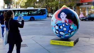 Ocho limones de dos metros de altura inundan de color el centro de Madrid en la exposición de arte urbano Lemon Art