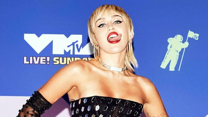Miley Cyrus trae los años 80 de vuelta con su nuevo disco Plastic Hearts