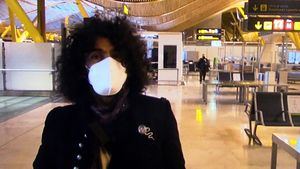 Ara Malikian recibe al 2021 con su violín en el aeropuerto de Madrid