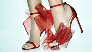 Jimmy Choo presenta sus sandalias Aveline en rojo para San Valentín