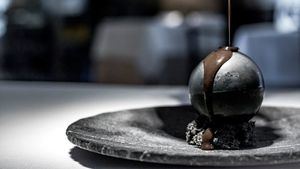 Drácula de aceitunas Hojiblanca negras, un postre ideal para el menú más romántico