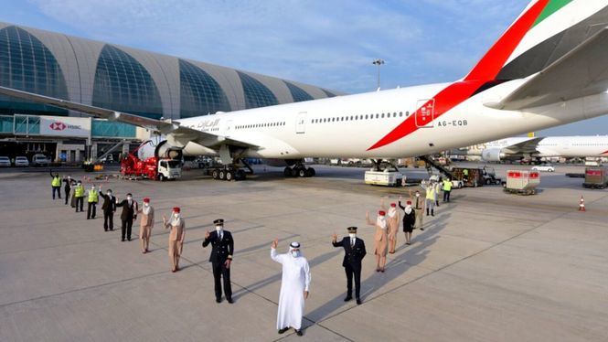 Emirates opera el primer vuelo atendido por equipos de primera línea vacunados