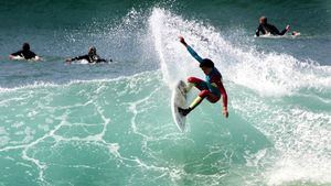 Soloimprenta renueva su acuerdo de patrocinio con la escuela de surf Prado Surf Escola