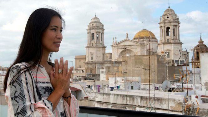 Cádiz promociona el turismo de bienestar a través del yoga de la influencer Xuan Lan