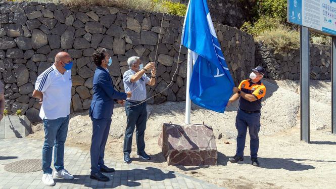 La Playa del Duque ha vuelto a recibir una bandera azul