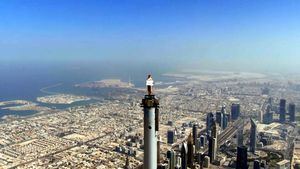 El último anuncio de Emirates muestra a una tripulante de cabina en la punta del Burj Khalifa