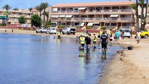 Ocho playas del Mar Menor se cierran para facilitar su limpieza