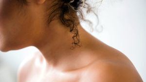 Causas, prevención y tratamiento de las arrugas en el cuello