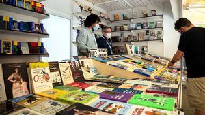 La Feria del Libro de Madrid sigue arropada por el público en su primera semana