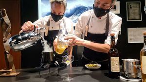 Los Hermanos Torres elaboran un cóctel agua de las aceitunas Hojiblanca