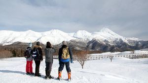 Senderismo con raquetas de nieve en invierno en Shiretoko Goko 