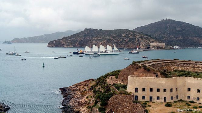 El buque escuela Elcano atraca en Cartagena para sumarse al homenaje al marino