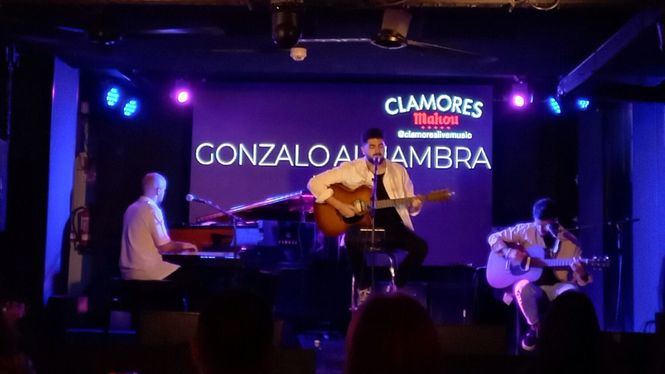 Gonzalo Alhambra con su disco Uno en Clamores