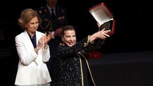 La mecenas Huda Alkhamis-Kanoo recibe la Medalla de Honor de la Escuela Reina Sofía